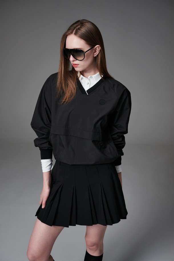 골프는 물론 일상에서도 스타일리시하게 연출할 수 있는 방수 V넥 우븐 맨투맨입니다. 가볍고 산뜻한 폴리에스테르 소재로 제작되어 봄, 가을 시즌에 적합하며, 레귤러핏으로 편안한 착용감을 선사합니다. 그레이, 브라운, 블랙 세 가지 컬러로 출시되어 어떤 스타일에도 매치하기 용이합니다. 혼솔지퍼가 장착된 주머니와 밑단 스트링 디자인으로 실용성과 디자인 모두 놓치지 않았습니다. 스포티, 캐주얼, 미니멀한 무드를 연출하여 다채로운 스타일을 즐길 수 있습니다.
