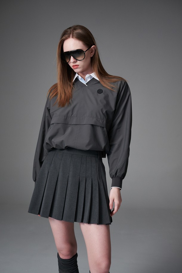 **워터프루프 V넥 우븐 맨투맨**

방수 기능을 갖춘 여성용 V넥 우븐 맨투맨입니다. 봄, 가을 시즌에 적합하며, 스포티하고 캐주얼한 스타일을 연출합니다. 레귤러핏으로 편안하게 착용 가능하며, 얇은 두께감과 가벼운 촉감으로 활동성을 높였습니다. 그레이, 브라운, 블랙 세 가지 색상으로 출시되어, 골프룩 또는 일상복으로 활용하기 좋습니다. 혼솔지퍼 디테일의 주머니와 밑단 스트링 디자인이 특징입니다.
