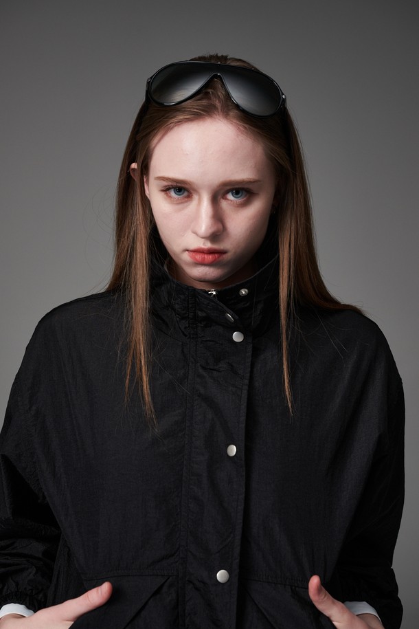 모크넥 스트링 점퍼는 간절기에 활용하기 좋은 여성용 점퍼입니다. 부드러운 촉감의 폴리에스테르 소재로 제작되었으며, 얇은 두께감과 은은한 광택감이 특징입니다. 미니멀하고 모던한 스타일로 일상 또는 골프룩에 모두 잘 어울립니다. 크링클 원단과 은색 지퍼 디테일, 투웨이 지퍼로 밑단 오픈이 가능한 디자인이 돋보입니다. 레귤러 핏에 긴 소매 기장으로 편안하게 착용할 수 있으며, 안감은 매쉬 소재로 마감되었습니다.
