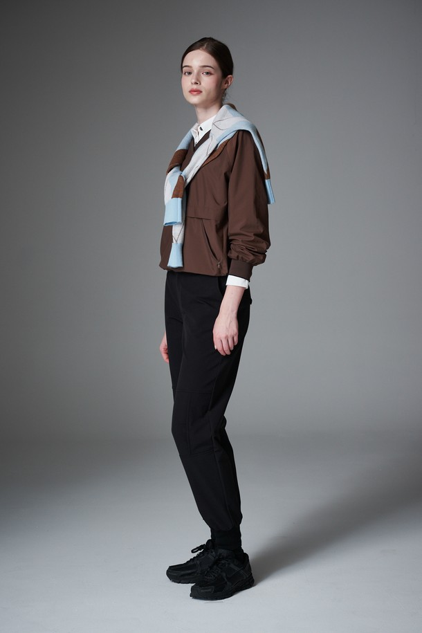 이중직 조거 팬츠는 여성 골프 및 일상 활동에 적합한 스포티하고 캐주얼한 스타일의 긴 바지입니다. 부드러운 촉감의 폴리에스테르와 스판덱스 혼방 소재로 제작되어 사계절 내내 편안하게 착용할 수 있습니다. 허리 스트레치 밴딩과 사방 스트레치 기능으로 활동성을 높였으며, 무릎 턱 디테일이 디자인의 포인트를 더합니다. 블랙 컬러의 무지 디자인으로 어떤 상의와도 쉽게 매치하여 다양한 스타일을 연출할 수 있습니다. 릴랙스 핏 조거 팬츠로 편안함과 스타일을 동시에 잡으세요.
