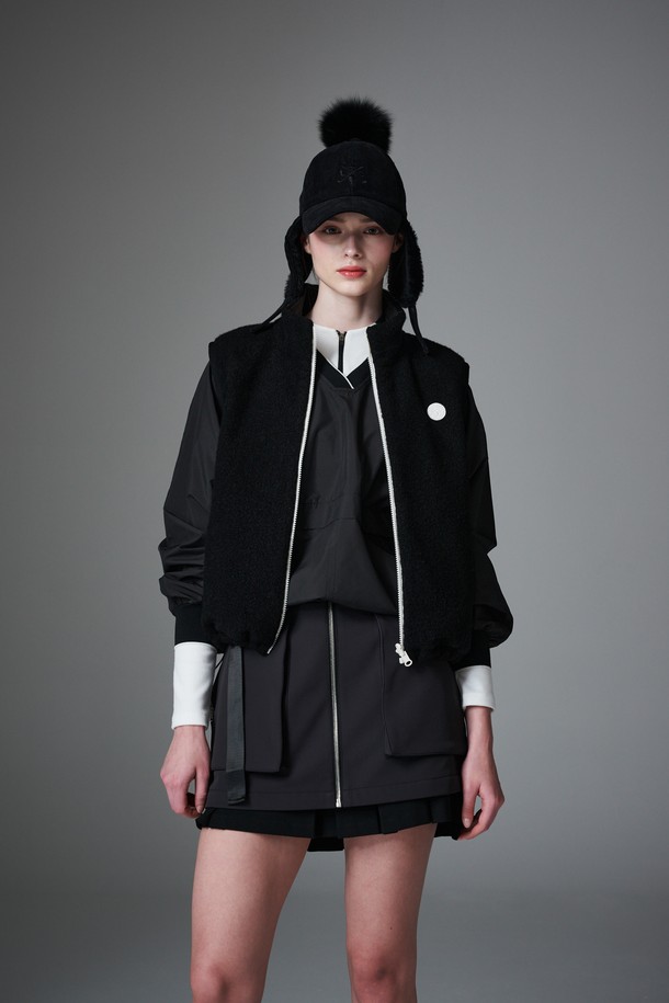 부클 리버시블 베스트는 부드러운 촉감의 부클 소재로 제작된 여성용 베스트입니다. 겨울철 보온성을 높여주는 두꺼운 두께감과 패딩 안감으로 따뜻하게 착용할 수 있습니다. 퀼팅 디테일이 돋보이며, 캐주얼, 스포티, 미니멀 스타일을 모두 소화 가능합니다. 블랙 컬러의 무지 디자인으로 어떤 골프룩에도 쉽게 매치할 수 있으며, 일상복으로도 활용도가 높습니다. 집업 방식으로 간편하게 착용할 수 있는 레귤러핏 리버시블 베스트입니다.
