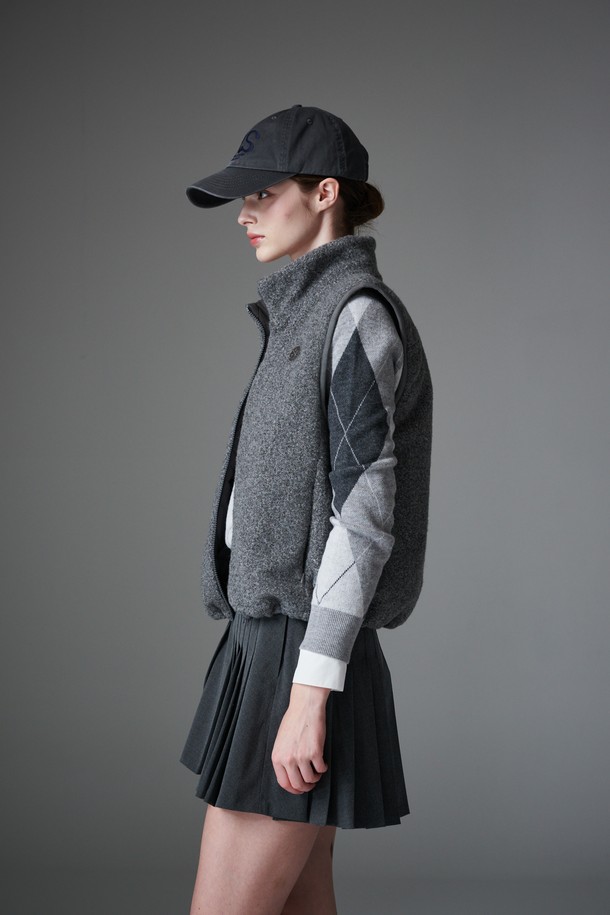 부클 리버시블 베스트는 가을, 겨울 시즌 여성 골프 및 일상복으로 활용하기 좋은 아우터입니다. 캐주얼 및 스포티 스타일을 연출할 수 있으며, 두꺼운 부클 소재로 제작되어 부드러운 촉감과 뛰어난 보온성을 제공합니다. 크롭 기장에 민소매 디자인으로 활동성을 높였으며, 퀼팅 디테일과 리버시블 디자인으로 다양한 스타일을 연출할 수 있습니다. 컬러는 세련된 그레이 컬러로, 오픈 방식으로 편안하게 착용 가능합니다.
