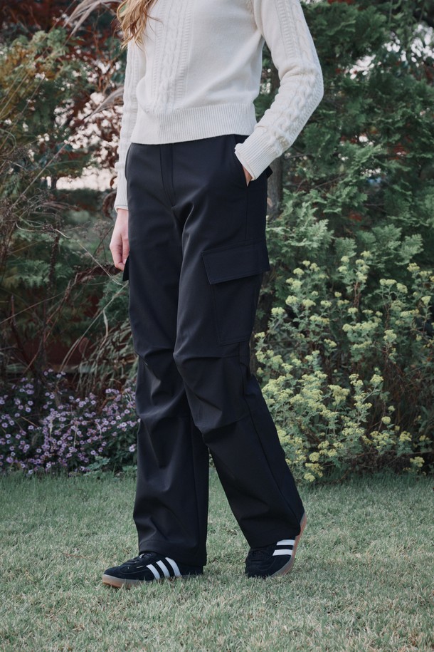 Keep warm semi wide pants (킵 웜 세미 와이드 팬츠)는 겨울 시즌 여성 골프 및 일상복으로 활용하기 좋은 기모 세미 와이드 팬츠입니다. 부드러운 촉감의 두꺼운 기모 소재로 제작되어 보온성을 높였으며, 루즈핏의 편안한 착용감을 제공합니다. 허리 뒷밴딩과 무릎 턱 디테일, 유틸리티 스타일의 주머니 디테일이 돋보이는 디자인입니다. 블랙 색상의 무지 패턴으로 캐주얼, 스포티, 미니멀 스타일을 모두 소화할 수 있습니다. 긴 기장감의 세미 와이드 핏으로 다양한 상의와 매치하여 스타일리시하게 연출할 수 있습니다.
