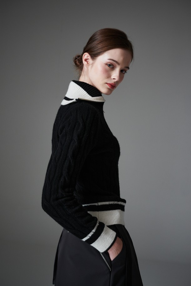 **Contraste half zip up (컨트라스트 하프 니트 집업)**은 여성용 상의로, 골프 및 일상생활에서 모두 활용 가능한 하프 집업 니트입니다. 블랙과 화이트 두 가지 색상으로 출시되었으며, 봄, 가을, 겨울 계절에 착용하기 좋습니다. 울 소재로 제작되어 부드러운 촉감을 선사하며, 슬림핏 디자인으로 여성스러운 실루엣을 강조합니다. 하프넥, 긴 소매, 케이블 패턴, 두꺼운 두께가 특징이며, 네크라인, 소매, 밑단에 컨트라스트 배색 디테일을 더해 스포티하면서도 클래식한 매력을 줍니다. 레이어드하여 다양한 스타일을 연출할 수 있으며, 골프룩으로도 활용하기 좋습니다.
