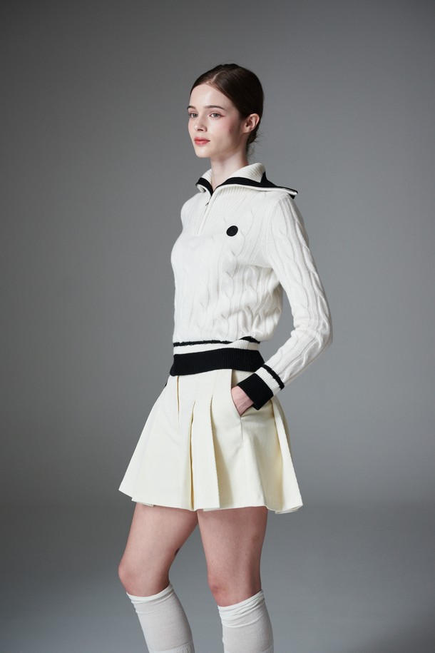 Contraste half zip up (컨트라스트 하프 니트 집업)은 여성용 상의로, 부드러운 울 소재와 두꺼운 두께감으로 따뜻함을 선사합니다. 하프넥 디자인에 슬림핏으로 제작되었으며, 특히 컨트라스트 배색 디테일이 돋보이는 제품입니다. 라운드넥, 소매, 밑단에 배색 포인트를 주어 스포티하면서도 베이직한 스타일을 연출합니다. 봄, 가을, 겨울 시즌에 골프 및 일상복으로 활용 가능하며, 레이어드하여 다양한 스타일링을 즐길 수 있습니다. 블랙, 화이트 두 가지 색상으로 만나보세요.
