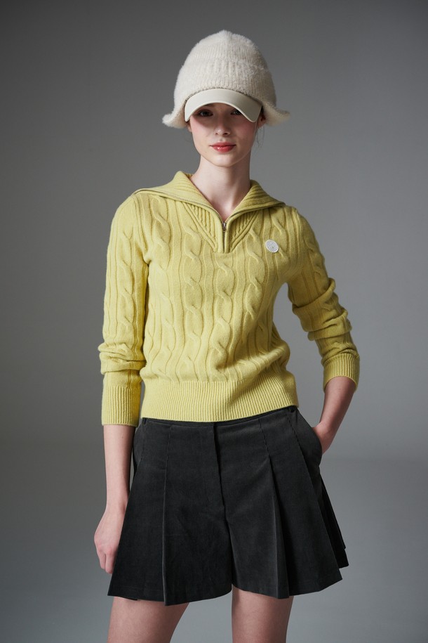 "Contraste 하프 집업 컨트라스트 하프 니트 집업"은 여성 골프룩, 일상복으로 활용 가능한 하프넥 스타일의 니트 집업입니다. 화이트와 옐로우 두 가지 색상으로 제공되며, 봄, 가을, 겨울 계절에 착용하기 좋습니다. 슬림핏 디자인에 울 소재, 두꺼운 두께감으로 따뜻하고 부드러운 촉감을 선사합니다. 케이블 패턴과 컨트라스트 배색이 특징이며, 레이어드하여 다양한 스타일을 연출할 수 있습니다.
