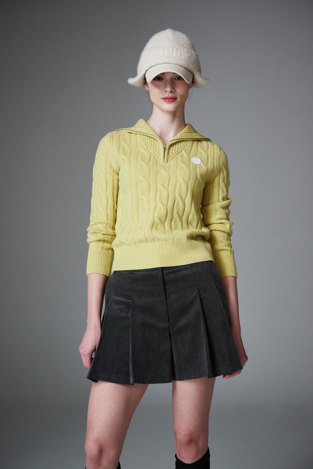 블랙 색상의 코듀로이 턱 쇼츠입니다. 초가을부터 겨울까지 착용하기 좋으며, 여성스러운 스타일을 연출합니다. A라인 핏과 두꺼운 두께, 기모 안감으로 따뜻하고 편안한 착용감을 선사합니다. 플리츠 디테일과 이너 쇼츠가 포함되어 활동성을 높였으며, 골프룩, 클래식, 미니멀, 걸리시 스타일링에 활용하기 좋습니다.
