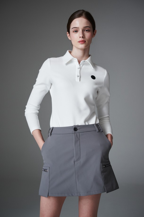 **Soft fleece collar T 플리스 카라티**는 부드러운 플리스 소재로 제작되어 겨울철 보온성을 높여주는 여성용 긴소매 카라넥 티셔츠입니다. 베이직하고 클래식한 디자인으로 골프 및 일상복으로 활용 가능하며, 레귤러핏으로 편안하게 착용할 수 있습니다. 압축된 플리스 소재와 중량감 있는 두께감으로 포근함을 더하며, 미니멀한 스타일을 연출하기 좋습니다. 무지 디자인의 화이트 컬러로 다양한 하의와 코디네이션이 용이합니다.
