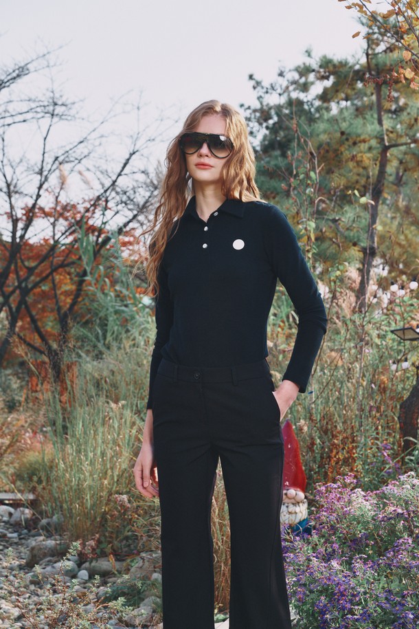 블랙 컬러의 Soft fleece collar T (플리스 카라티)는 겨울철 골프 및 일상에서 활용하기 좋은 여성 의류입니다. 부드러운 플리스 소재와 두꺼운 두께감으로 보온성을 높였으며, 압축된 플리스 소재 특유의 중량감이 편안한 착용감을 선사합니다. 레귤러핏에 긴 소매 기장, 카라넥 디자인으로 캐주얼, 스포티, 미니멀한 스타일을 연출할 수 있습니다. 무지 패턴으로 어떤 하의와도 쉽게 매치하여 다양한 골프룩을 완성해보세요.
