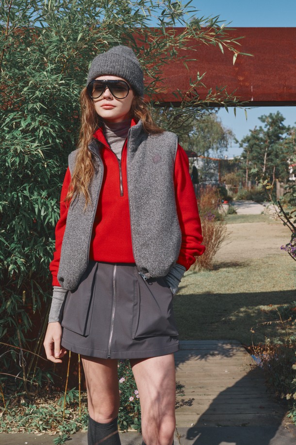 레이어드 미니 스커트는 여성용으로, 겨울철 추위에도 끄떡없는 보온 기능을 갖춘 스커트입니다. 스포티하고 캐주얼한 스타일을 연출하며, 방수 소재와 기모 안감으로 제작되어 기능성을 높였습니다. A라인 핏에 블랙 컬러와 무지 디자인으로 어떤 상의와도 쉽게 매치할 수 있습니다. 특히 골프룩에 적합하며, 실버 지퍼와 리벳 디테일이 포인트를 더합니다. 바지나 다른 스커트 위에 레이어드하여 다양한 스타일을 연출할 수 있습니다.
