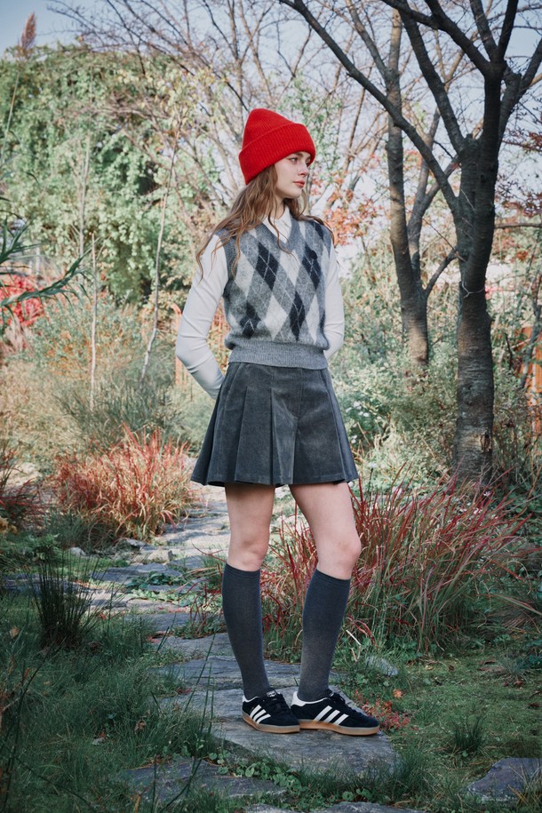 다크 그레이 컬러의 코듀로이 턱 쇼츠입니다. 초가을부터 겨울까지 착용하기 좋은 두꺼운 두께감의 코듀로이 소재로 제작되었으며, 여성스러운 스타일을 연출합니다. A라인 핏과 턱 디테일, 플리츠 디자인이 특징이며, 이너 쇼츠가 포함되어 편안하게 활동할 수 있습니다. 골프룩, 일상복 등 다양한 TPO에 활용 가능하며, 클래식하면서도 미니멀한 스타일을 완성합니다.
