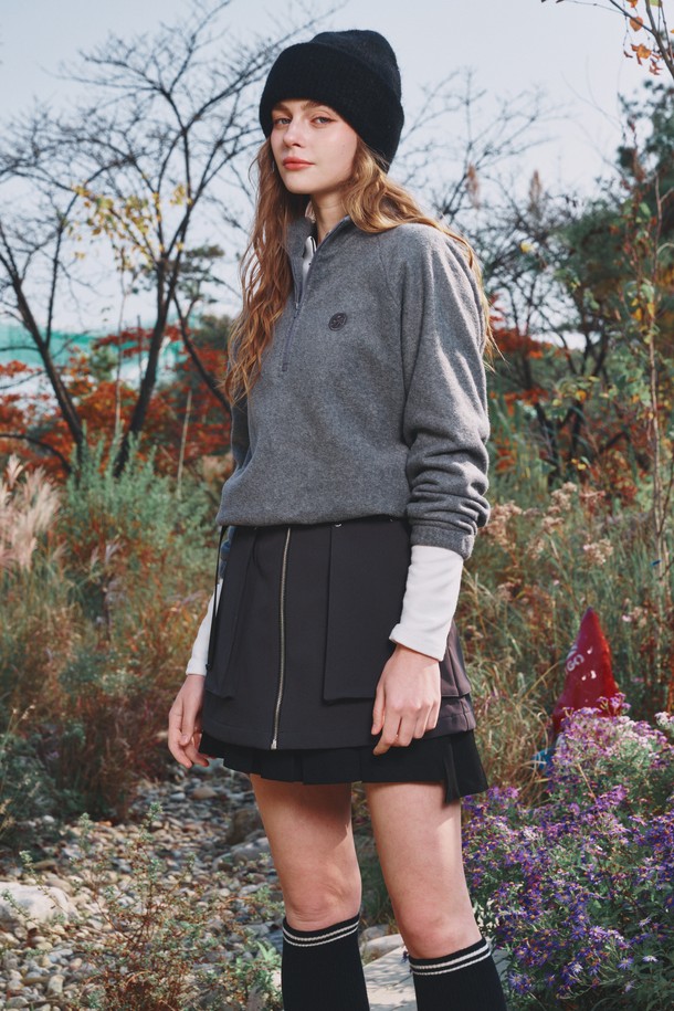 **Fleece half zip up (플리스 하프 집업)**은 부드러운 플리스 소재로 제작되어 가을, 겨울철 따뜻하게 착용 가능한 여성용 하프넥 플리스 집업입니다. 라글란 소매 디자인으로 활동성을 높였으며, 스포티하고 캐주얼한 스타일을 연출할 수 있습니다. 무지 그레이 컬러에 두꺼운 두께감으로 보온성을 강조했으며, 스트링과 스토퍼 디테일로 실용성을 더했습니다. 골프, 일상 등 다양한 TPO에 활용 가능하며, 레귤러핏으로 편안하게 착용할 수 있습니다. 신축성 있는 소재로 활동성을 높여줍니다.
