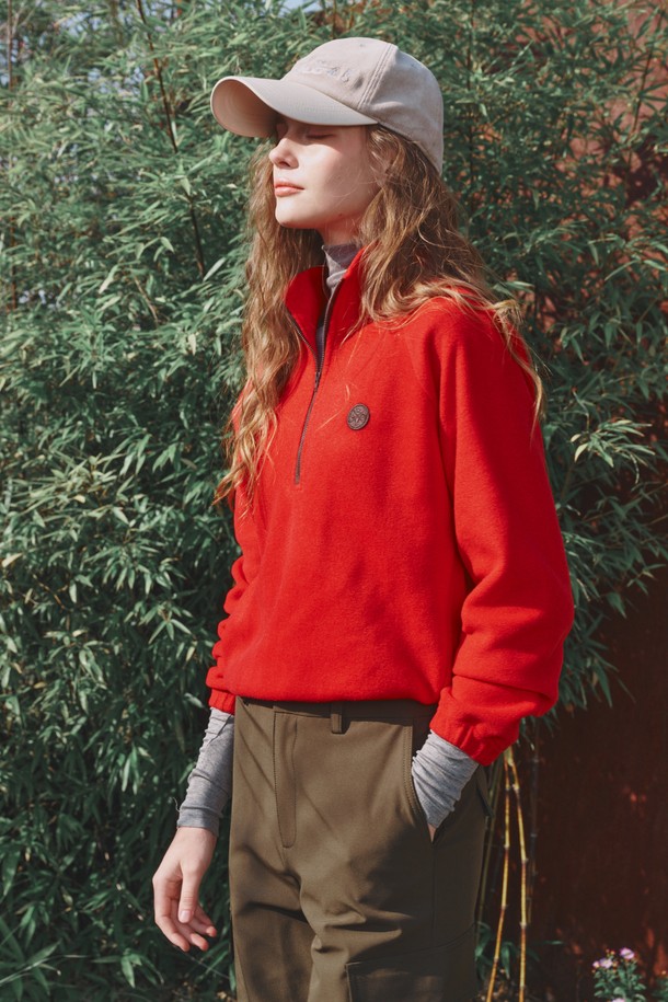 레드 컬러의 플리스 하프 집업입니다. 가을, 겨울 시즌에 골프, 일상에서 스포티하고 캐주얼하게 착용하기 좋습니다. 부드러운 플리스 소재에 두꺼운 두께감으로 보온성을 높였으며, 신축성이 있어 활동성을 보장합니다. 하프넥 디자인에 라글란 소매, 스트링과 스토퍼 디테일로 포인트를 더했습니다. 레귤러핏으로 편안하게 착용 가능하며, 긴 소매와 집업 여밈 방식으로 간편하게 입고 벗을 수 있습니다.
