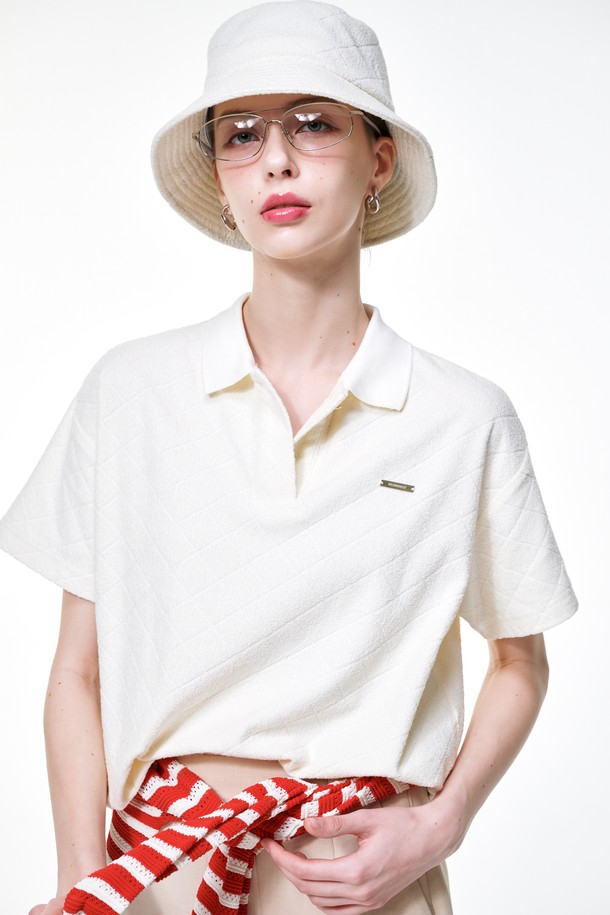 테리 버킷햇은 부드러운 촉감의 테리 소재로 제작된 여성용 버킷햇입니다. 화이트 컬러의 무지 디자인으로, 캐주얼하고 미니멀한 스타일을 연출하기 좋습니다. 봄, 여름 계절에 착용하기 적합하며, 골프룩 연출에도 활용할 수 있습니다. 턱끈 디테일이 있어 활동적인 날에도 안정적인 착용감을 제공합니다. 편안함과 스타일을 동시에 잡을 수 있는 아이템입니다.
