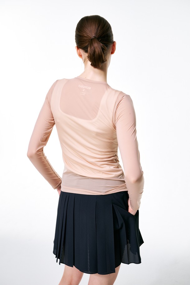 UV 프로텍트 냉감 이너T는 자외선 차단 기능과 시원한 냉감 기능을 갖춘 여성 골프 의류입니다. 얇고 쉬어한 나일론과 스판덱스 혼방 소재로 제작되어 슬림핏을 선사하며, 라운드넥과 긴 소매 디자인으로 스포티한 스타일을 연출합니다. 여름 시즌에 적합하며, 흡습 기능까지 갖춰 쾌적한 착용감을 제공합니다. 골프룩에 활용하여 활동성을 높여보세요.
