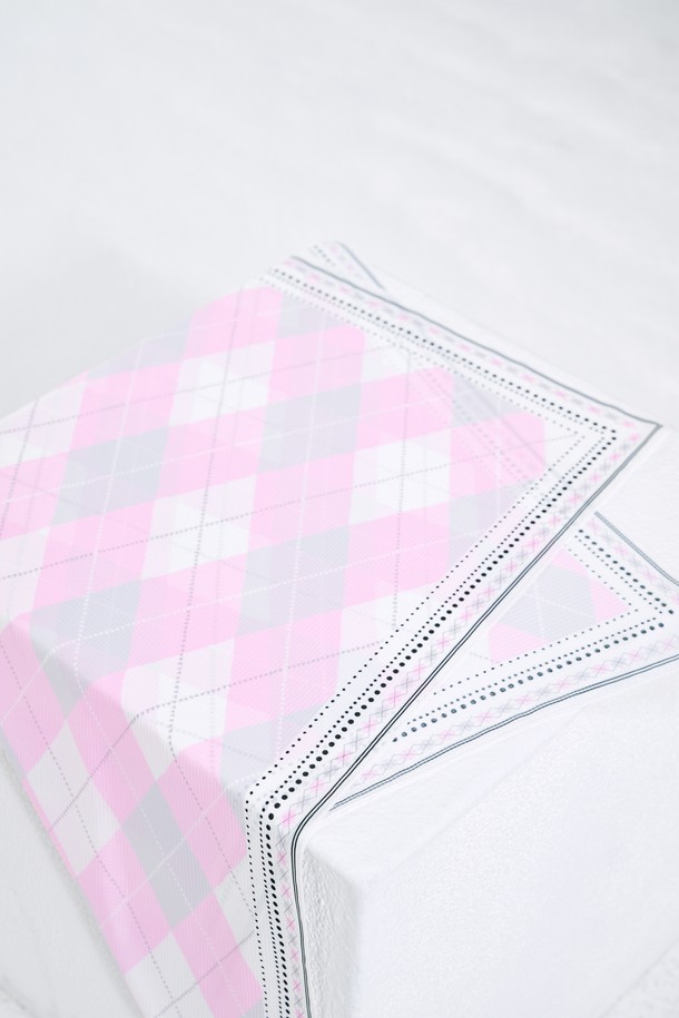 아가일 패턴의 시어서커 스카프는 여름철 골프룩에 시원함과 스타일을 더해줍니다. 얇고 가벼운 폴리에스테르 소재로 제작되어 자외선 차단 기능을 제공하며, 쾌적한 착용감을 선사합니다. 캐주얼, 클래식, 미니멀 스타일 모두 소화 가능한 포인트 아이템으로, 어떤 옷차림에도 세련된 멋을 더합니다. FREE 사이즈로 제작되어 누구나 편안하게 착용할 수 있습니다. 시원한 촉감과 아가일 패턴의 조화가 돋보이는 스카프로, 여름철 스타일을 완성해보세요.
