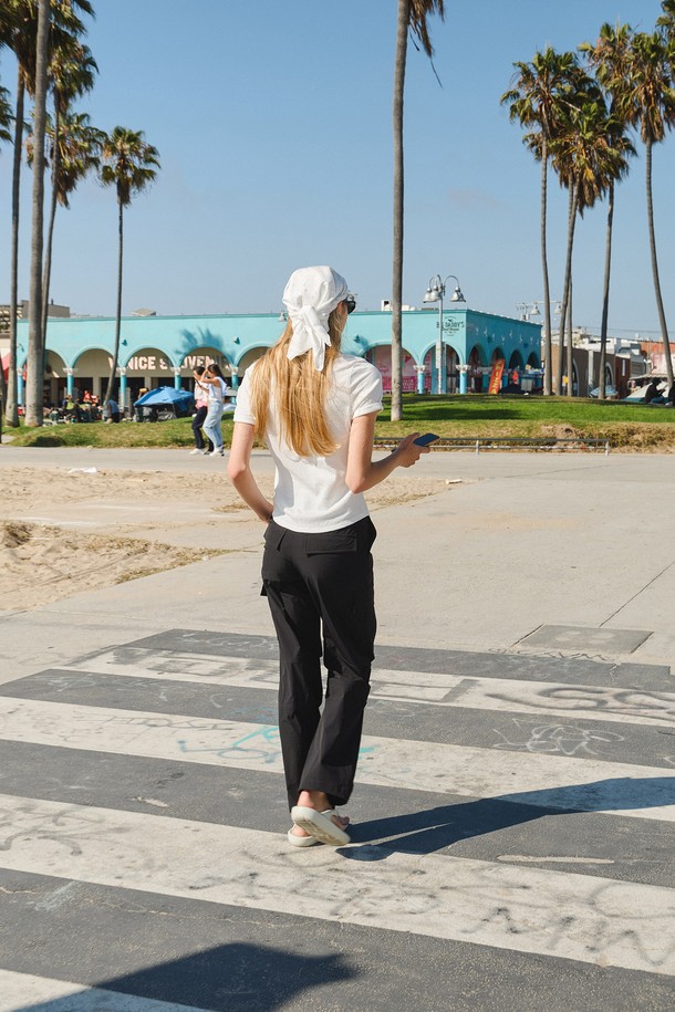 스트링 카고 팬츠는 여성 골프 및 일상복으로 활용 가능한 블랙 컬러의 긴바지입니다. 나일론과 스판덱스 혼방 소재로 제작되어 시원한 촉감과 뛰어난 신축성을 제공합니다. 레귤러핏으로 편안함을 더하며, 무릎 지퍼 및 턱 디테일이 스포티하고 캐주얼한 스타일을 연출합니다. 얇은 두께감으로 여름철에도 시원하게 착용 가능하며, 밴딩 처리로 활동성을 높였습니다.
