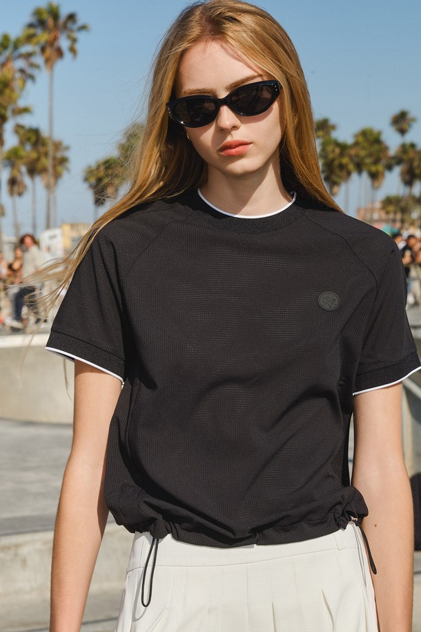 펀칭 엠티엠 (MTM) 펀칭 우븐 맨투맨은 시원한 여름철 골프룩을 위한 여성 의류입니다. 폴리에스테르와 스판덱스 혼방 소재로 제작되어 통기성과 속건 기능을 갖춰 쾌적한 착용감을 선사합니다. 펀칭 디테일이 돋보이는 스포티한 디자인으로, 라운드넥과 긴 소매, 밑단 스트링 처리로 활동성을 더했습니다. 소매와 네크 부분은 니트 시보리 마감으로 깔끔하게 마무리되었으며, 셋업으로도 활용 가능합니다.
