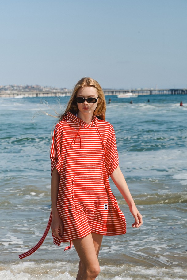 테리후드 케이프는 부드러운 촉감의 테리 소재로 제작되어 편안함을 선사합니다. 여름 시즌, 수영이나 비치웨어 위에 가볍게 걸쳐 휴가룩, 리조트룩, 여름 바캉스룩을 연출하기 좋은 아이템입니다. 루즈핏으로 활동성을 높였으며, 레드와 화이트 스트라이프 패턴이 캐주얼하면서도 스포티한 무드를 더합니다. 후드 디자인과 옆라인 트임, 단추 디테일, 허리 벨트 고정으로 스타일리시함을 더했습니다. 얇은 두께감으로 여름철에도 시원하게 착용 가능합니다.
