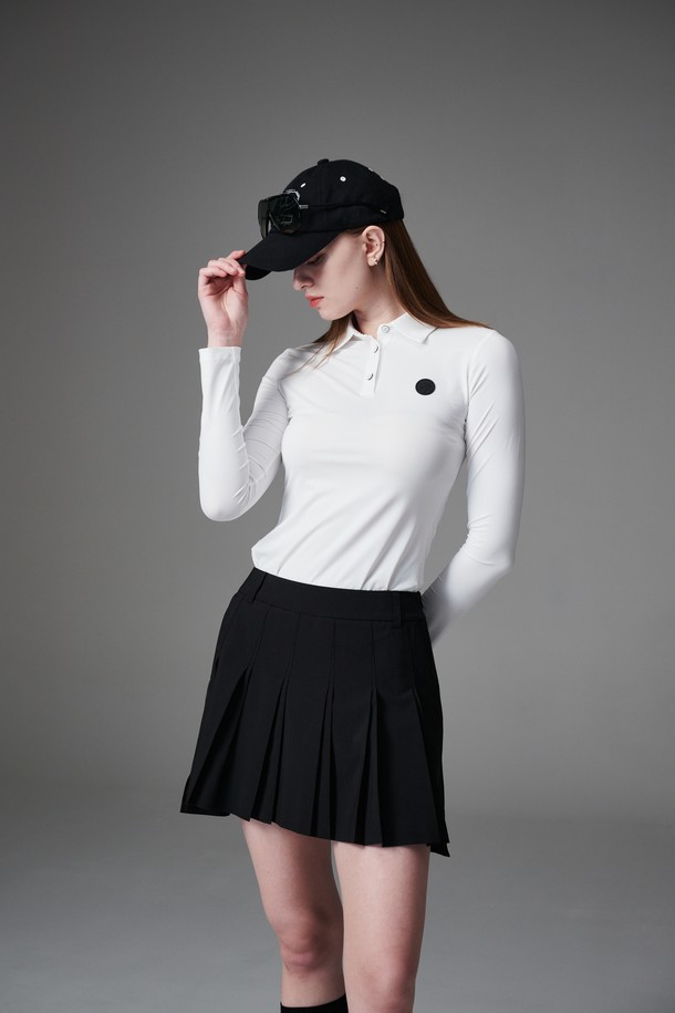 NS 슬림 카라 티는 여성용 기능성 소재 슬림 카라 티셔츠입니다. 흰색 무지 디자인으로, 봄, 여름, 가을에 골프 또는 일상에서 스포티하고 베이직한 스타일을 연출할 수 있습니다. 슬림핏에 긴 소매, 카라넥 디자인으로 세련된 느낌을 더하며, 레귤러 기장으로 다양한 하의와 매치하기 좋습니다. 나일론과 스판덱스 소재로 제작되어 부드러운 촉감과 얇은 두께, 흡습 및 속건 기능을 제공합니다. 레이어드하여 다양한 스타일을 연출할 수 있습니다.
