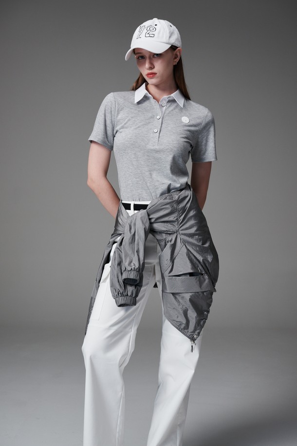 우븐 배색 카라 티는 여성 골프 및 일상복으로 활용 가능한 슬림핏 폴로 티셔츠입니다. 그레이와 화이트 두 가지 색상으로 만나볼 수 있으며, 봄, 여름 시즌에 적합합니다. 부드러운 촉감의 레이온, 폴리에스터, 스판덱스 혼방 소재로 제작되었으며, 얇은 두께감으로 시원하게 착용할 수 있습니다. 우븐 배색 카라 디테일이 특징이며, 세탁기/건조기 사용이 가능하고 견뢰도가 높아 관리가 용이합니다. 스포티하면서도 미니멀한 스타일을 연출하기 좋습니다.
