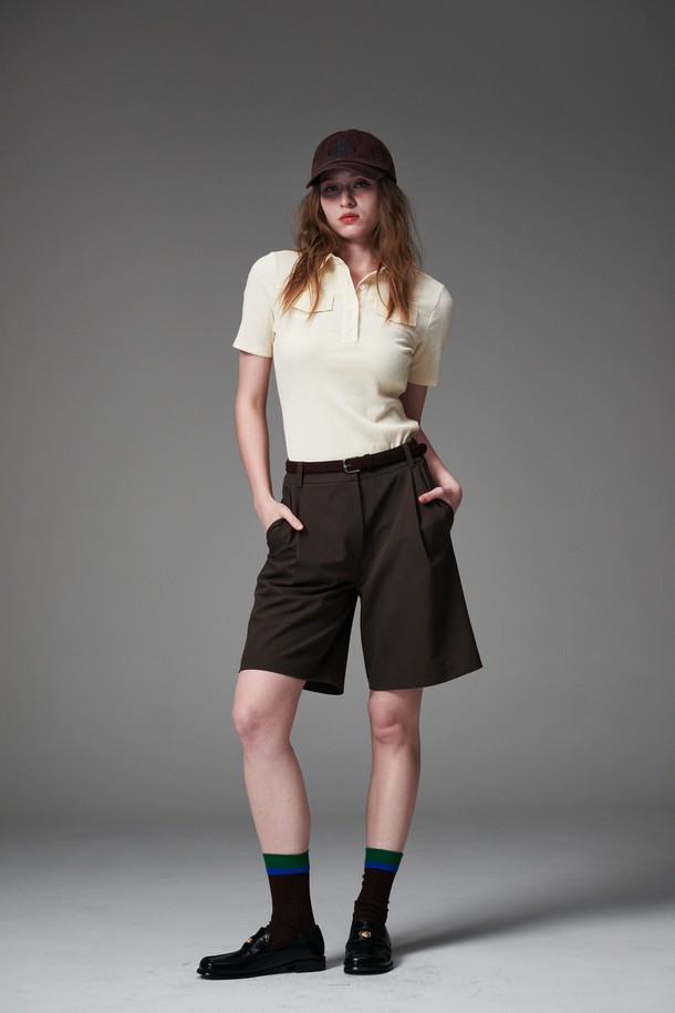 무릎 기장의 원턱 쇼츠입니다. 여성 골프룩 또는 캐주얼 스타일을 연출하기에 좋습니다. 블랙과 다크브라운 두 가지 색상으로 출시되었으며, 봄, 여름 시즌에 적합합니다. 테이온, 폴리에스터, 스판 혼방 소재로 제작되어 부드러운 촉감과 편안한 착용감을 제공합니다. 체형 커버에 효과적이며, 여유 있는 루즈핏 실루엣과 스트레치 안감으로 활동성을 높였습니다.
