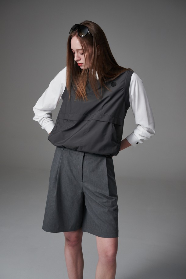 무릎 기장의 여성용 '니렝스 원턱 쇼츠'입니다. 부드러운 촉감의 레이온, 폴리에스테르, 스판덱스 혼방 소재로 제작되어 편안한 착용감을 선사합니다. 캐주얼하고 미니멀한 스타일로, 골프룩은 물론 일상에서도 활용하기 좋습니다. 체형 커버에 용이하며, 스트레치 안감으로 활동성을 높였습니다. 그레이 컬러의 무지 디자인에 루즈핏으로 편안하게 연출할 수 있습니다.
