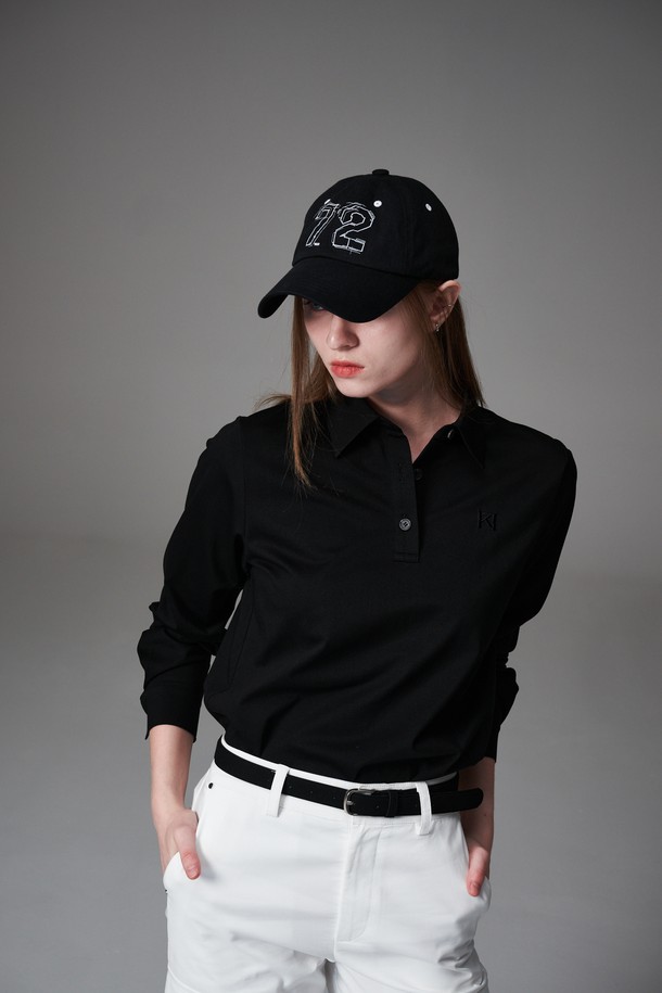 블랙 컬러의 루즈핏 카라티입니다. 여성 의류로, 골프 및 일상생활에서 모두 활용 가능한 활용도 높은 아이템입니다. 봄, 여름, 가을 시즌에 적합하며, 베이직하고 캐주얼한 스타일을 연출합니다. 폴리에스테르와 면 혼방 소재로 제작되어 탄탄한 촉감을 선사하며, 세탁 후에도 형태 유지가 용이합니다. 단추 디테일이 있으며, 베스트 이너용으로도 활용할 수 있습니다.
