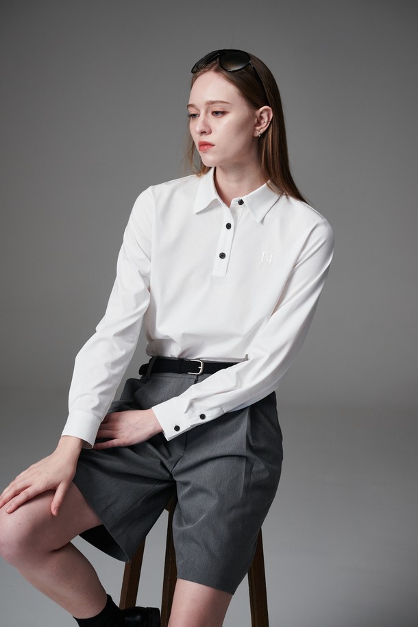 "collar T like shirts" 루즈핏 카라티는 여성 골프 및 일상복으로 활용하기 좋은 상의입니다. 화이트 색상의 무지 디자인으로, 봄, 여름, 가을 시즌에 착용하기 적합합니다. 캐주얼하고 베이직한 스타일을 연출하며, 레귤러 기장과 긴 소매로 편안한 착용감을 선사합니다. 폴리에스테르와 면 혼방 소재로 제작되어 탄탄한 촉감을 느낄 수 있으며, 단추 디테일이 돋보입니다. 특히, 베스트 이너로 활용하기 좋고 세탁 후에도 형태가 유지되는 실용적인 아이템입니다.
