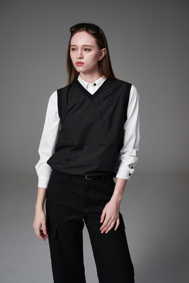 블랙 컬러의 여성용 방수 포켓 베스트입니다. 봄, 가을 시즌에 골프 또는 일상복으로 활용하기 좋은 레귤러핏 베스트로, 미니멀하고 베이직한 스타일을 연출합니다. 가볍고 얇은 폴리에스터 소재로 제작되었으며, 브이넥 디자인과 니트 암홀 마감으로 편안함을 더했습니다. 전면에 포켓 디테일이 있어 실용성을 높였으며, 니트 안감이 적용되었습니다.
