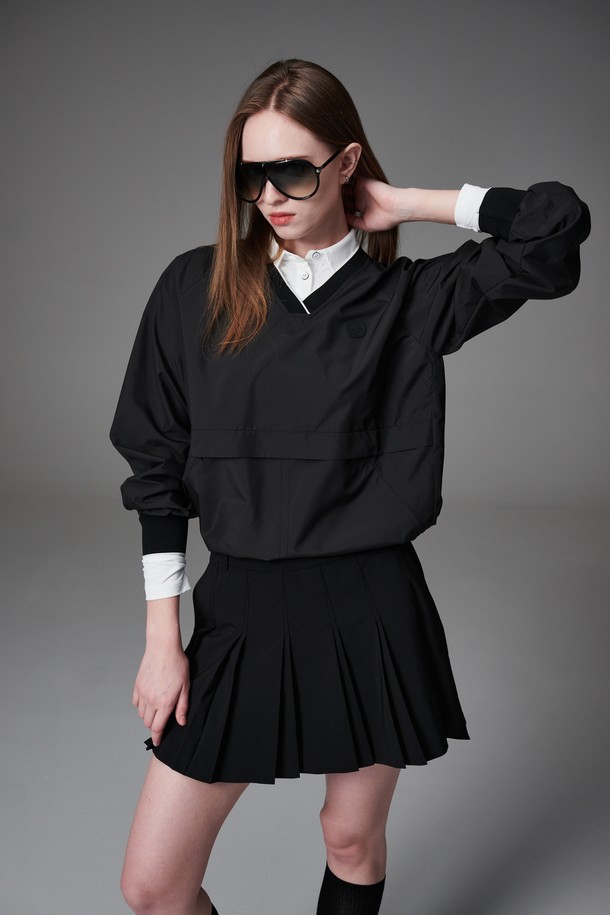 골프는 물론 일상에서도 스타일리시하게 연출할 수 있는 방수 V넥 우븐 맨투맨입니다. 가볍고 산뜻한 폴리에스테르 소재로 제작되어 봄, 가을 시즌에 적합하며, 레귤러핏으로 편안한 착용감을 선사합니다. 그레이, 브라운, 블랙 세 가지 컬러로 출시되어 어떤 스타일에도 매치하기 용이합니다. 혼솔지퍼가 장착된 주머니와 밑단 스트링 디자인으로 실용성과 디자인 모두 놓치지 않았습니다. 스포티, 캐주얼, 미니멀한 무드를 연출하여 다채로운 스타일을 즐길 수 있습니다.
