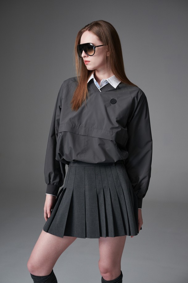 **워터프루프 V넥 우븐 맨투맨**

방수 기능을 갖춘 여성용 V넥 우븐 맨투맨입니다. 봄, 가을 시즌에 적합하며, 스포티하고 캐주얼한 스타일을 연출합니다. 레귤러핏으로 편안하게 착용 가능하며, 얇은 두께감과 가벼운 촉감으로 활동성을 높였습니다. 그레이, 브라운, 블랙 세 가지 색상으로 출시되어, 골프룩 또는 일상복으로 활용하기 좋습니다. 혼솔지퍼 디테일의 주머니와 밑단 스트링 디자인이 특징입니다.
