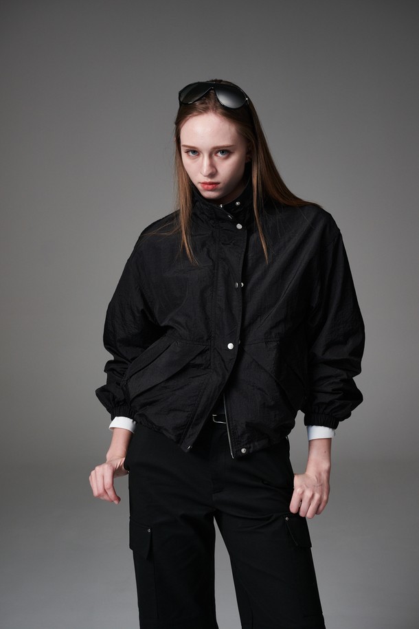 모크넥 스트링 점퍼는 간절기에 활용하기 좋은 여성용 점퍼입니다. 부드러운 촉감의 폴리에스테르 소재로 제작되었으며, 얇은 두께감과 은은한 광택감이 특징입니다. 미니멀하고 모던한 스타일로 일상 또는 골프룩에 모두 잘 어울립니다. 크링클 원단과 은색 지퍼 디테일, 투웨이 지퍼로 밑단 오픈이 가능한 디자인이 돋보입니다. 레귤러 핏에 긴 소매 기장으로 편안하게 착용할 수 있으며, 안감은 매쉬 소재로 마감되었습니다.
