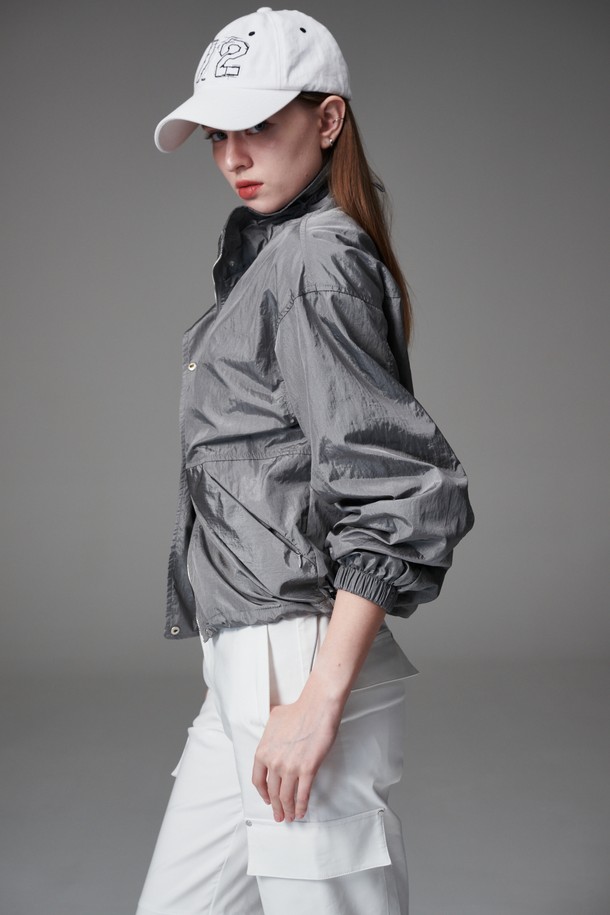 모크넥 스트링 점퍼는 여성 골프 및 일상룩에 적합한 아우터입니다. 부드러운 촉감의 얇은 두께로 봄, 가을에 활용하기 좋으며, 크링클 원단과 은은한 광택이 특징입니다. 모크넥 디자인과 레귤러핏으로 스포티하면서도 캐주얼한 스타일을 연출합니다. 투웨이 지퍼, 매쉬 안감, 은색 지퍼 디테일이 돋보이며, 무지 그레이 컬러로 미니멀한 매력을 더합니다.
