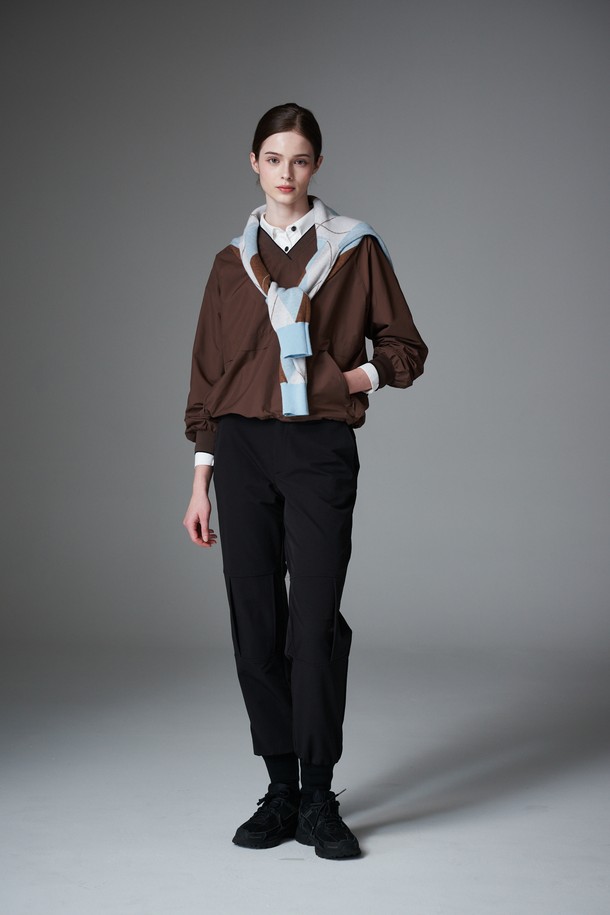 이중직 조거 팬츠는 여성 골프 및 일상 활동에 적합한 스포티하고 캐주얼한 스타일의 긴 바지입니다. 부드러운 촉감의 폴리에스테르와 스판덱스 혼방 소재로 제작되어 사계절 내내 편안하게 착용할 수 있습니다. 허리 스트레치 밴딩과 사방 스트레치 기능으로 활동성을 높였으며, 무릎 턱 디테일이 디자인의 포인트를 더합니다. 블랙 컬러의 무지 디자인으로 어떤 상의와도 쉽게 매치하여 다양한 스타일을 연출할 수 있습니다. 릴랙스 핏 조거 팬츠로 편안함과 스타일을 동시에 잡으세요.
