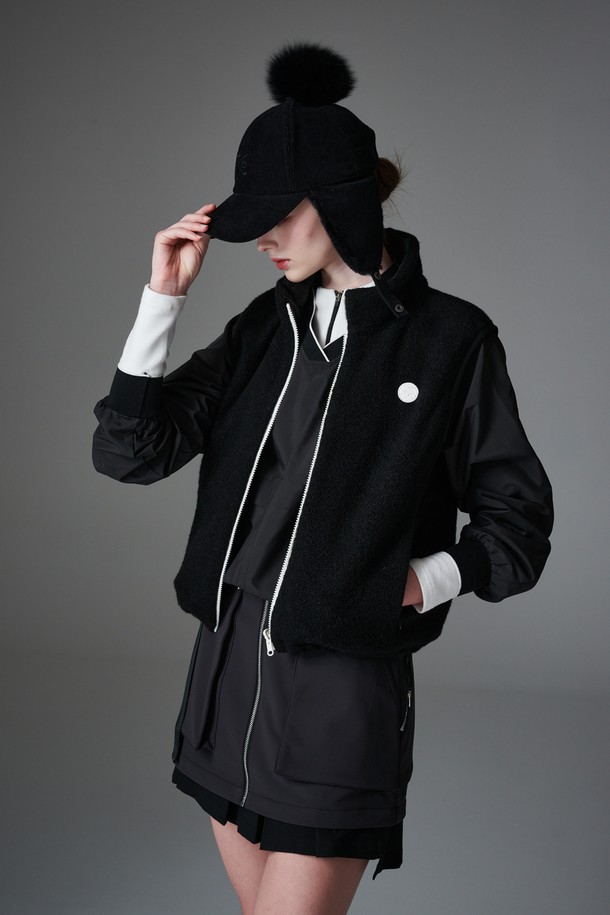 부클 리버시블 베스트는 부드러운 촉감의 부클 소재로 제작된 여성용 베스트입니다. 겨울철 보온성을 높여주는 두꺼운 두께감과 패딩 안감으로 따뜻하게 착용할 수 있습니다. 퀼팅 디테일이 돋보이며, 캐주얼, 스포티, 미니멀 스타일을 모두 소화 가능합니다. 블랙 컬러의 무지 디자인으로 어떤 골프룩에도 쉽게 매치할 수 있으며, 일상복으로도 활용도가 높습니다. 집업 방식으로 간편하게 착용할 수 있는 레귤러핏 리버시블 베스트입니다.
