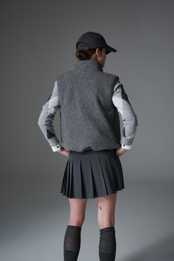 부클 리버시블 베스트는 가을, 겨울 시즌 여성 골프 및 일상복으로 활용하기 좋은 아우터입니다. 캐주얼 및 스포티 스타일을 연출할 수 있으며, 두꺼운 부클 소재로 제작되어 부드러운 촉감과 뛰어난 보온성을 제공합니다. 크롭 기장에 민소매 디자인으로 활동성을 높였으며, 퀼팅 디테일과 리버시블 디자인으로 다양한 스타일을 연출할 수 있습니다. 컬러는 세련된 그레이 컬러로, 오픈 방식으로 편안하게 착용 가능합니다.
