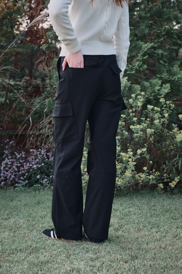 Keep warm semi wide pants (킵 웜 세미 와이드 팬츠)는 겨울 시즌 여성 골프 및 일상복으로 활용하기 좋은 기모 세미 와이드 팬츠입니다. 부드러운 촉감의 두꺼운 기모 소재로 제작되어 보온성을 높였으며, 루즈핏의 편안한 착용감을 제공합니다. 허리 뒷밴딩과 무릎 턱 디테일, 유틸리티 스타일의 주머니 디테일이 돋보이는 디자인입니다. 블랙 색상의 무지 패턴으로 캐주얼, 스포티, 미니멀 스타일을 모두 소화할 수 있습니다. 긴 기장감의 세미 와이드 핏으로 다양한 상의와 매치하여 스타일리시하게 연출할 수 있습니다.
