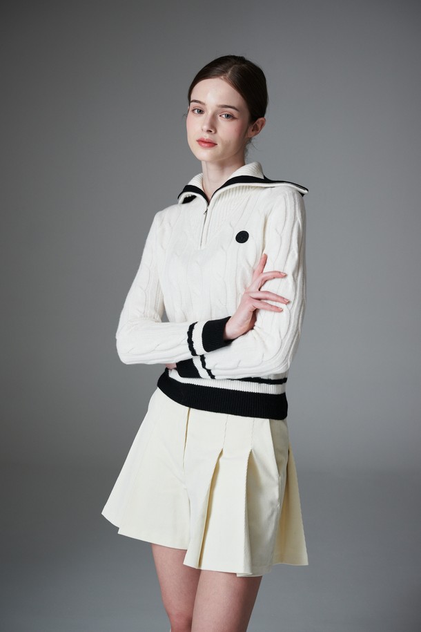 Contraste half zip up (컨트라스트 하프 니트 집업)은 여성용 상의로, 부드러운 울 소재와 두꺼운 두께감으로 따뜻함을 선사합니다. 하프넥 디자인에 슬림핏으로 제작되었으며, 특히 컨트라스트 배색 디테일이 돋보이는 제품입니다. 라운드넥, 소매, 밑단에 배색 포인트를 주어 스포티하면서도 베이직한 스타일을 연출합니다. 봄, 가을, 겨울 시즌에 골프 및 일상복으로 활용 가능하며, 레이어드하여 다양한 스타일링을 즐길 수 있습니다. 블랙, 화이트 두 가지 색상으로 만나보세요.
