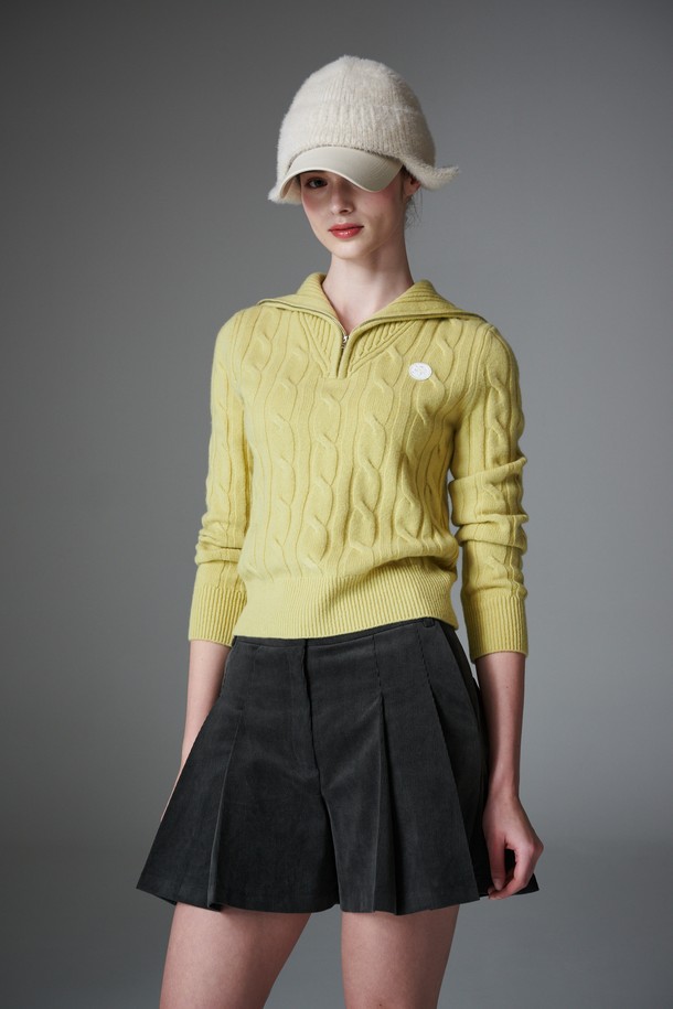 블랙 색상의 코듀로이 턱 쇼츠입니다. 초가을부터 겨울까지 착용하기 좋으며, 여성스러운 스타일을 연출합니다. A라인 핏과 두꺼운 두께, 기모 안감으로 따뜻하고 편안한 착용감을 선사합니다. 플리츠 디테일과 이너 쇼츠가 포함되어 활동성을 높였으며, 골프룩, 클래식, 미니멀, 걸리시 스타일링에 활용하기 좋습니다.
