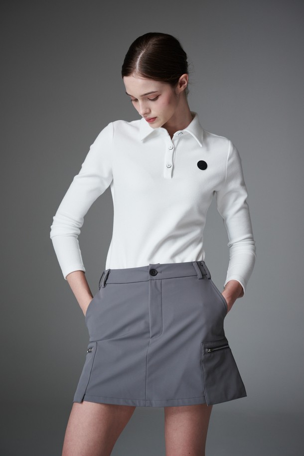 **Soft fleece collar T 플리스 카라티**는 부드러운 플리스 소재로 제작되어 겨울철 보온성을 높여주는 여성용 긴소매 카라넥 티셔츠입니다. 베이직하고 클래식한 디자인으로 골프 및 일상복으로 활용 가능하며, 레귤러핏으로 편안하게 착용할 수 있습니다. 압축된 플리스 소재와 중량감 있는 두께감으로 포근함을 더하며, 미니멀한 스타일을 연출하기 좋습니다. 무지 디자인의 화이트 컬러로 다양한 하의와 코디네이션이 용이합니다.
