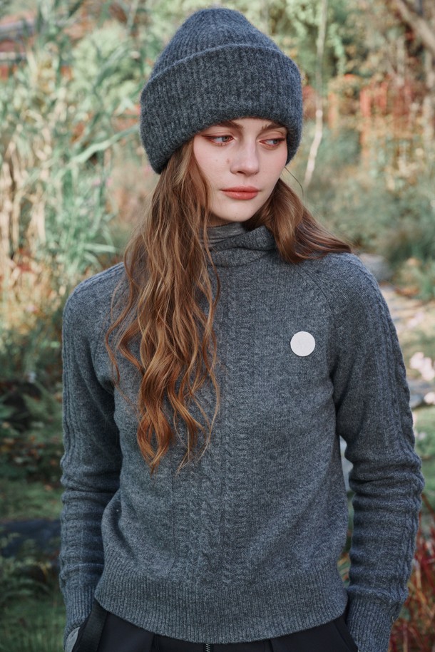 WINDBREAK(윈드브레이크) 케이블 후드 풀오버는 여성 골프 및 일상용으로 적합한 방풍 기능의 겨울철 필수 아이템입니다. 부드러운 촉감의 울 소재로 제작되어 포근하고 따뜻하며, 레귤러 핏에 긴소매, 후드 디자인으로 스포티하면서도 캐주얼한 스타일을 연출합니다. 케이블 패턴이 돋보이며, 두꺼운 두께감으로 추운 날씨에도 쾌적하게 착용할 수 있습니다. 골프룩, 캐주얼룩, 스포티룩, 클래식룩 등 다양한 스타일과 매치하여 겨울철 패션을 완성해보세요.
