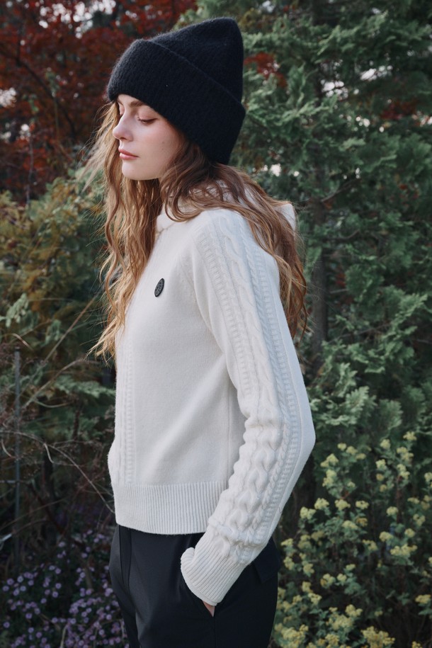 WINDBREAK(윈드브레이크) 케이블 후드 풀오버는 여성 골프 및 일상용으로 제작된 방풍 기능을 갖춘 겨울철 필수 아이템입니다. 부드러운 촉감의 울 소재와 레귤러핏으로 편안한 착용감을 선사하며, 클래식하고 베이직한 스타일을 연출합니다. 두꺼운 두께감의 긴소매 디자인과 후드 네크라인은 보온성을 높여 추운 날씨에도 따뜻하게 착용할 수 있습니다. 케이블 패턴이 돋보이는 디자인으로, 미니멀한 스타일을 선호하는 분들께 추천합니다.
