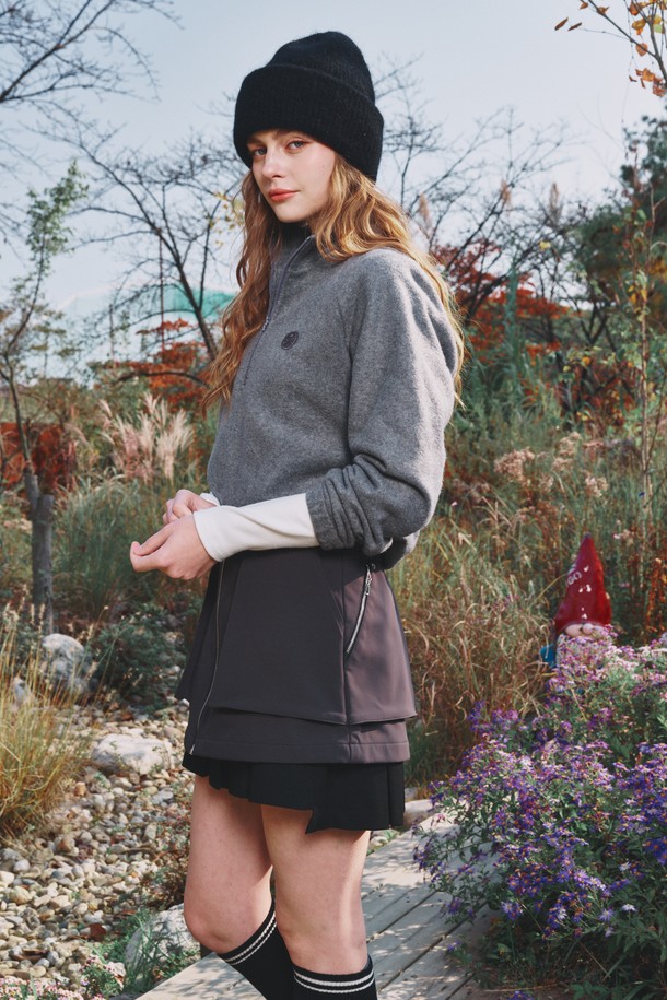 **Fleece half zip up (플리스 하프 집업)**은 부드러운 플리스 소재로 제작되어 가을, 겨울철 따뜻하게 착용 가능한 여성용 하프넥 플리스 집업입니다. 라글란 소매 디자인으로 활동성을 높였으며, 스포티하고 캐주얼한 스타일을 연출할 수 있습니다. 무지 그레이 컬러에 두꺼운 두께감으로 보온성을 강조했으며, 스트링과 스토퍼 디테일로 실용성을 더했습니다. 골프, 일상 등 다양한 TPO에 활용 가능하며, 레귤러핏으로 편안하게 착용할 수 있습니다. 신축성 있는 소재로 활동성을 높여줍니다.
