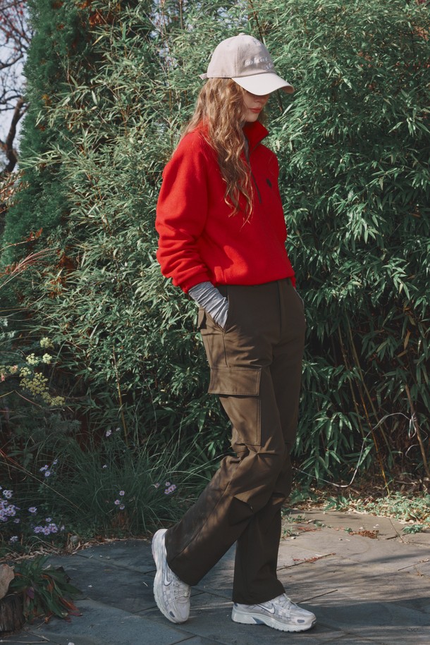 레드 컬러의 플리스 하프 집업입니다. 가을, 겨울 시즌에 골프, 일상에서 스포티하고 캐주얼하게 착용하기 좋습니다. 부드러운 플리스 소재에 두꺼운 두께감으로 보온성을 높였으며, 신축성이 있어 활동성을 보장합니다. 하프넥 디자인에 라글란 소매, 스트링과 스토퍼 디테일로 포인트를 더했습니다. 레귤러핏으로 편안하게 착용 가능하며, 긴 소매와 집업 여밈 방식으로 간편하게 입고 벗을 수 있습니다.
