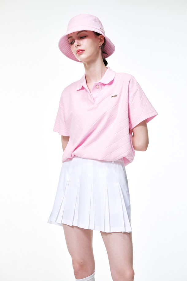 바스 테리 카라 티는 우아한 스타일을 추구하는 여성 골퍼와 일상복을 위한 반소매 카라 티셔츠입니다. 봄, 여름 시즌에 적합하며, 핑크와 아이보리 두 가지 색상으로 출시되었습니다. 코튼과 폴리에스테르 혼방 소재로 제작되어 탄탄한 촉감을 제공하며, 레귤러핏으로 편안하게 착용할 수 있습니다. 니트 시보리 카라와 금속 장식, 단추 디테일이 특징이며 견뢰도가 높은 것이 장점입니다. 건조기 사용은 피해주세요.
