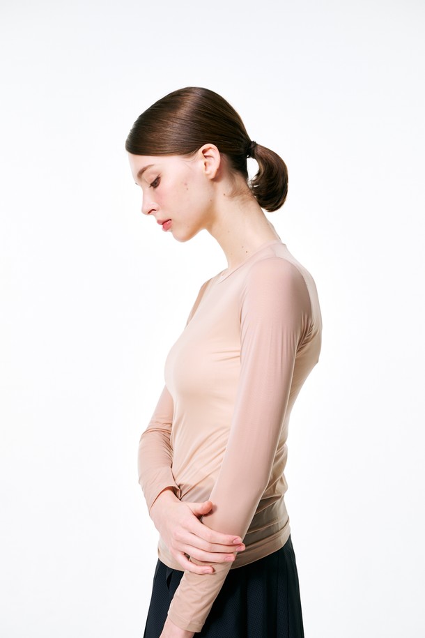 UV 프로텍트 냉감 이너T는 자외선 차단 기능과 시원한 냉감 기능을 갖춘 여성 골프 의류입니다. 얇고 쉬어한 나일론과 스판덱스 혼방 소재로 제작되어 슬림핏을 선사하며, 라운드넥과 긴 소매 디자인으로 스포티한 스타일을 연출합니다. 여름 시즌에 적합하며, 흡습 기능까지 갖춰 쾌적한 착용감을 제공합니다. 골프룩에 활용하여 활동성을 높여보세요.
