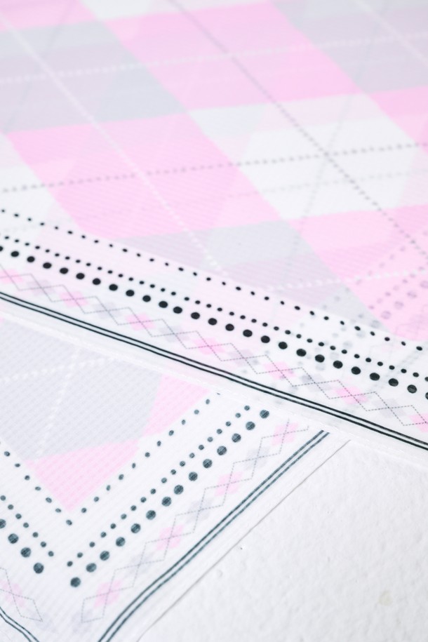 아가일 패턴의 시어서커 스카프는 여름철 골프룩에 시원함과 스타일을 더해줍니다. 얇고 가벼운 폴리에스테르 소재로 제작되어 자외선 차단 기능을 제공하며, 쾌적한 착용감을 선사합니다. 캐주얼, 클래식, 미니멀 스타일 모두 소화 가능한 포인트 아이템으로, 어떤 옷차림에도 세련된 멋을 더합니다. FREE 사이즈로 제작되어 누구나 편안하게 착용할 수 있습니다. 시원한 촉감과 아가일 패턴의 조화가 돋보이는 스카프로, 여름철 스타일을 완성해보세요.
