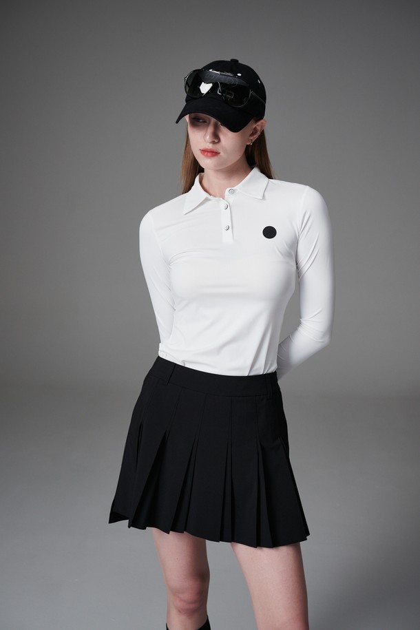 NS 슬림 카라 티는 여성용 기능성 소재 슬림 카라 티셔츠입니다. 흰색 무지 디자인으로, 봄, 여름, 가을에 골프 또는 일상에서 스포티하고 베이직한 스타일을 연출할 수 있습니다. 슬림핏에 긴 소매, 카라넥 디자인으로 세련된 느낌을 더하며, 레귤러 기장으로 다양한 하의와 매치하기 좋습니다. 나일론과 스판덱스 소재로 제작되어 부드러운 촉감과 얇은 두께, 흡습 및 속건 기능을 제공합니다. 레이어드하여 다양한 스타일을 연출할 수 있습니다.
