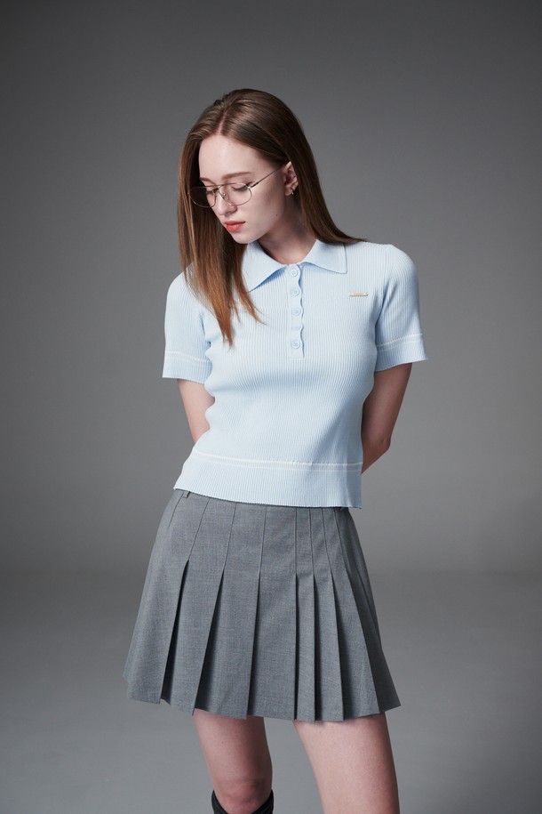 그레이 플리츠 스커트는 여성 골프룩을 위한 세련된 플리츠 스커트입니다. 봄, 여름, 가을 시즌에 착용하기 좋으며, 얇고 부드러운 촉감의 폴리에스터, 레이온, 스판덱스 혼방 소재로 제작되었습니다. 압축된 소재와 경쾌한 느낌을 주어 활동적인 움직임을 돕습니다. 미니멀하고 클래식한 스타일로 다양한 상의와 코디네이션이 용이합니다.
